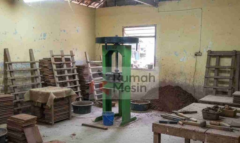 Memperbaiki Mesin Press Genteng untuk Menjaga Produktivitas