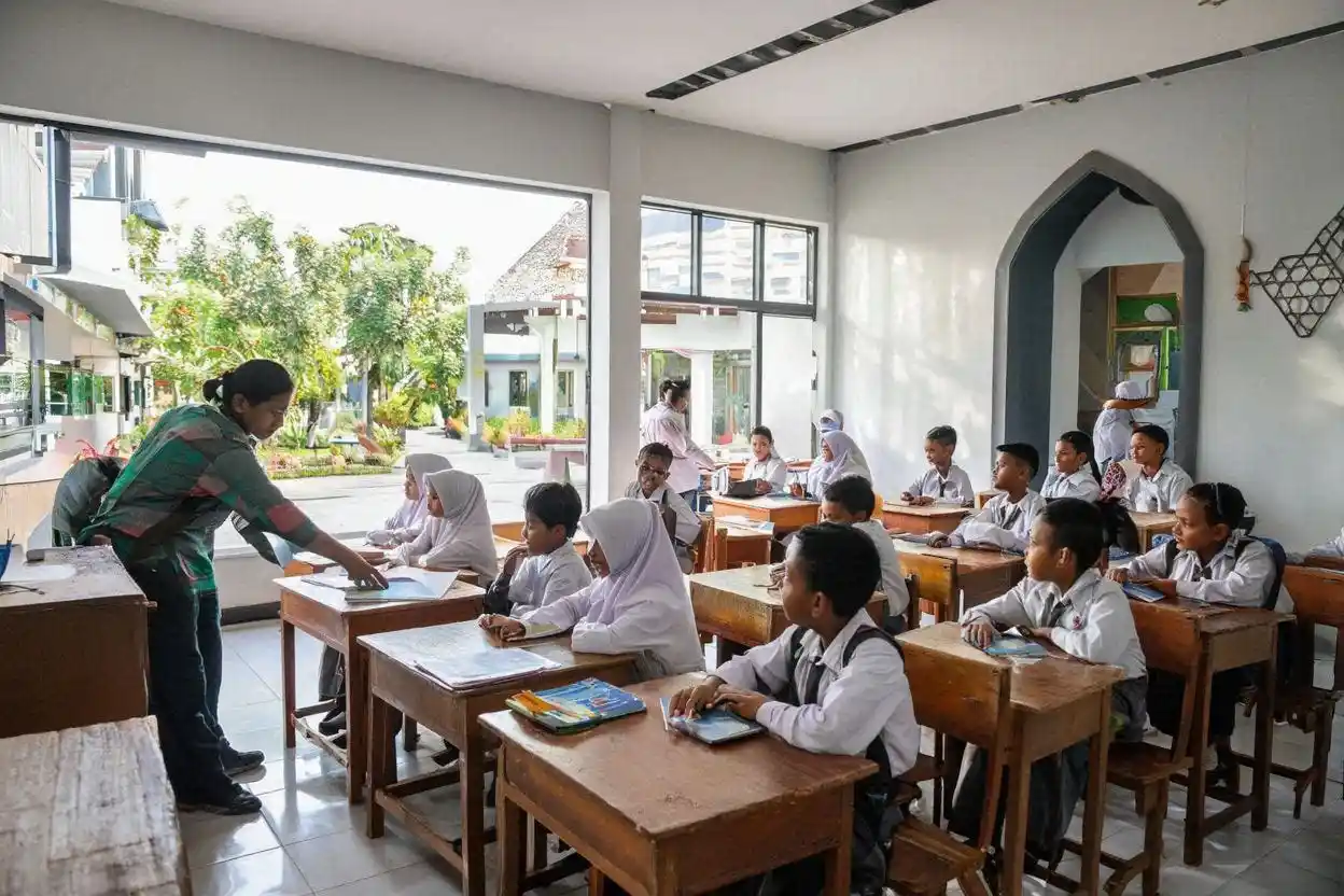 Suasana belajar di SD Islam akreditasi A di Yogyakarta dengan kelas yang rapi dan lingkungan sekolah yang nyaman